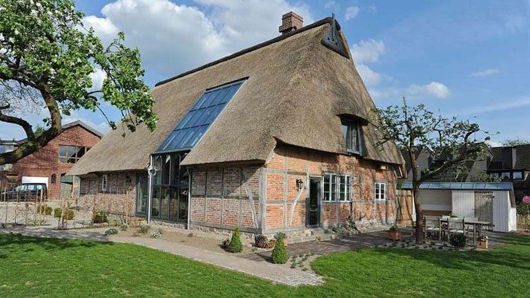 Sanierung einer Instenkate in Meilsdorf, Fachwerkhaus, Gartenansicht auf die Außenfassade